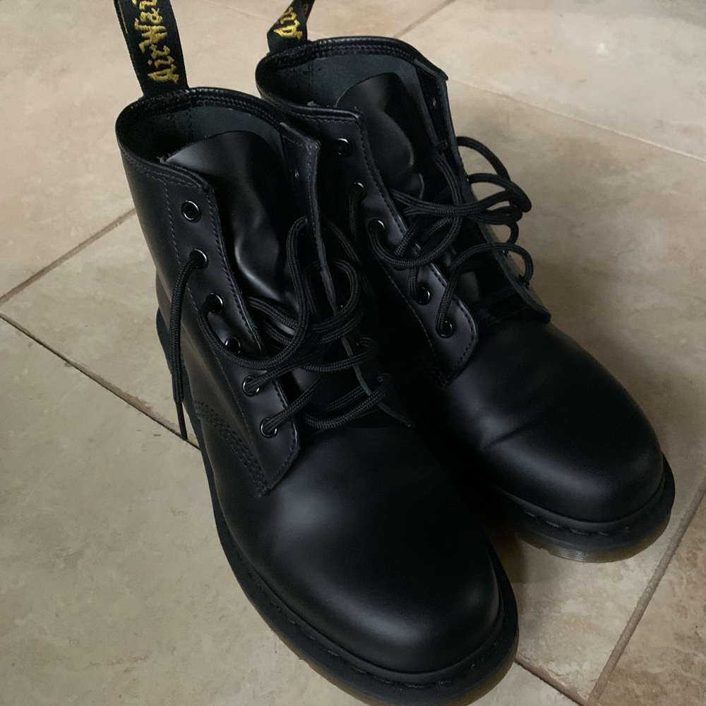 Dr Martens 101 boots in smooth black leather Size UK 9/US 10